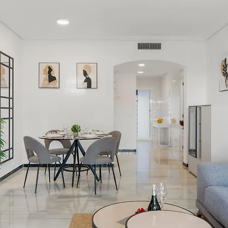 Banus Luminoso Con Vistas Al Mar