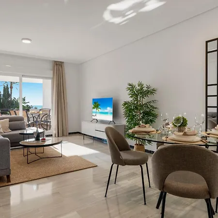 Banus Luminoso Con Vistas Al Mar