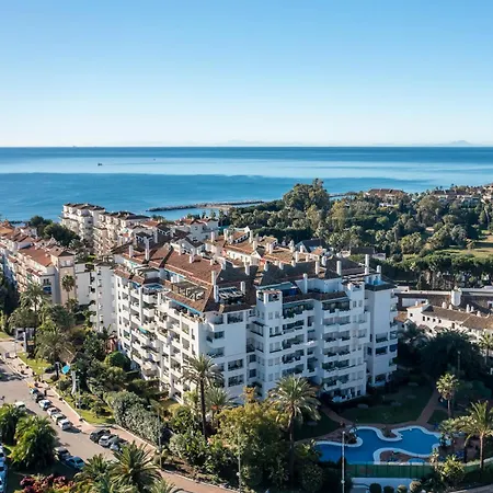 Banus Luminoso Con Vistas Al Mar