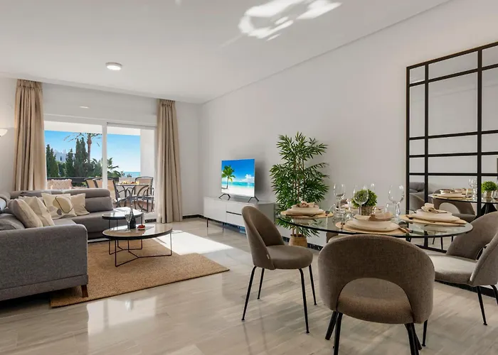 Banus Luminoso Con Vistas Al Mar