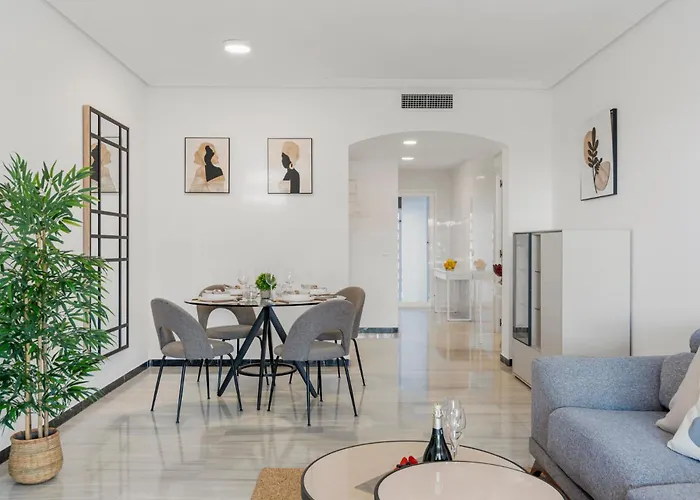 Banus Luminoso Con Vistas Al Mar