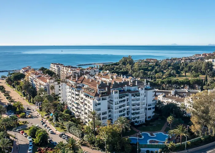 Banus Luminoso Con Vistas Al Mar