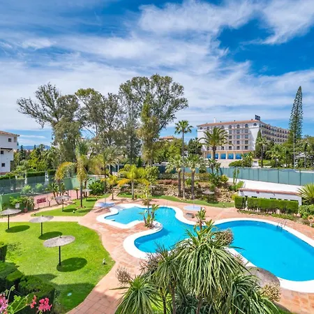 Banus Luminoso Con Vistas Al Mar